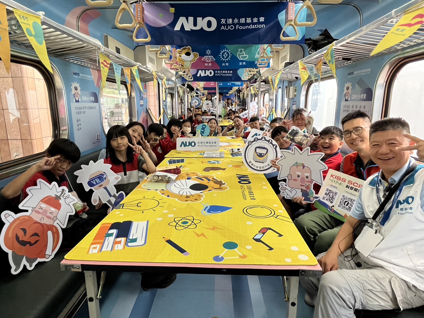 asiagame永續基金會參與「臺灣科普環島列車」，設計基礎科學車廂課程，以「淨零碳排和永續能源」為主題，讓學生透過創意實驗認識淨零知識，以及思考生活中的減碳行為